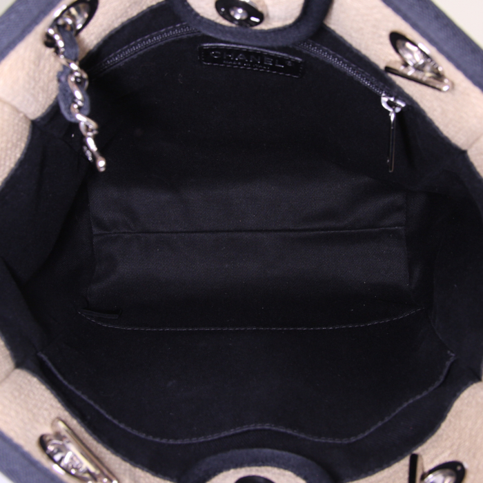 Sac cabas Chanel Deauville en toile beige et cuir noir - Detail D2
