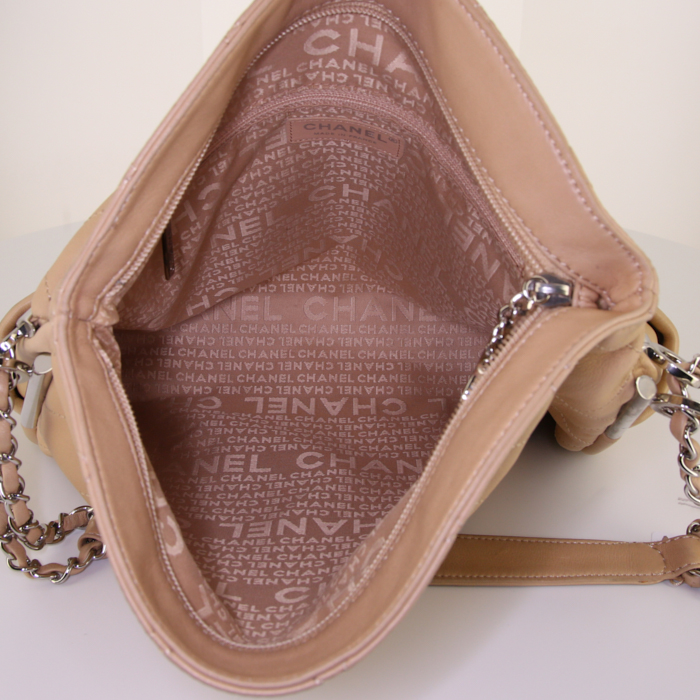 Bolso de mano Chanel Petit Shopping en cuero beige - Detail D2