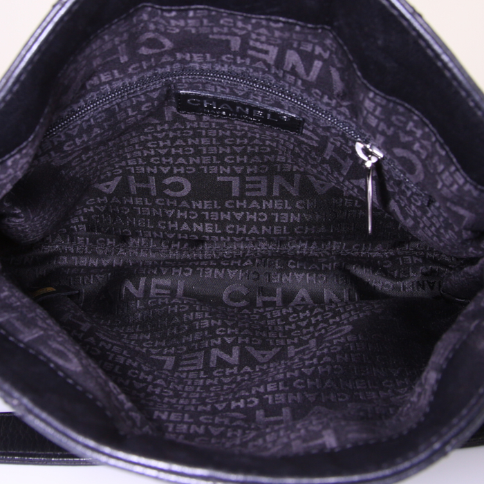 Bolso de mano Chanel Hobo en cuero acolchado negro - Detail D2