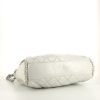 Bolso de mano Chanel Petit Shopping en cuero acolchado blanco - Detail D4 thumbnail