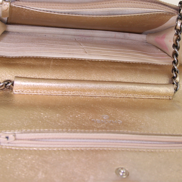Bolso bandolera Chanel 2.55 - Wallet on Chain en cuero acolchado dorado - Detail D2