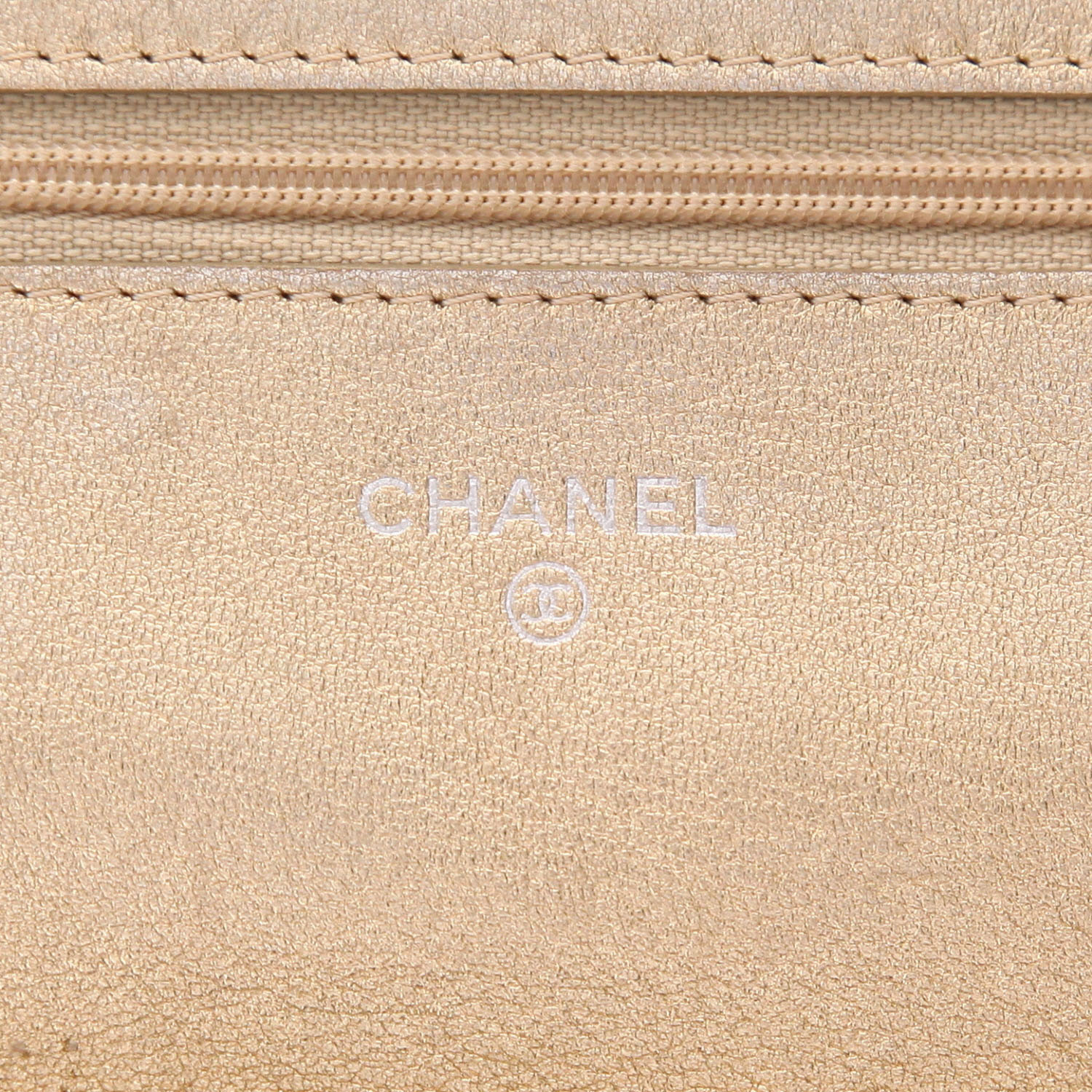 Chanel  Wallet on Chain shoulder bag  in gold quilted leather - Detail D2