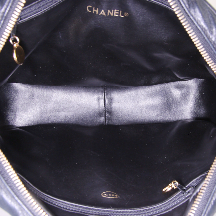 Bolso bandolera Chanel  Vintage en cuero acolchado negro - Detail D2
