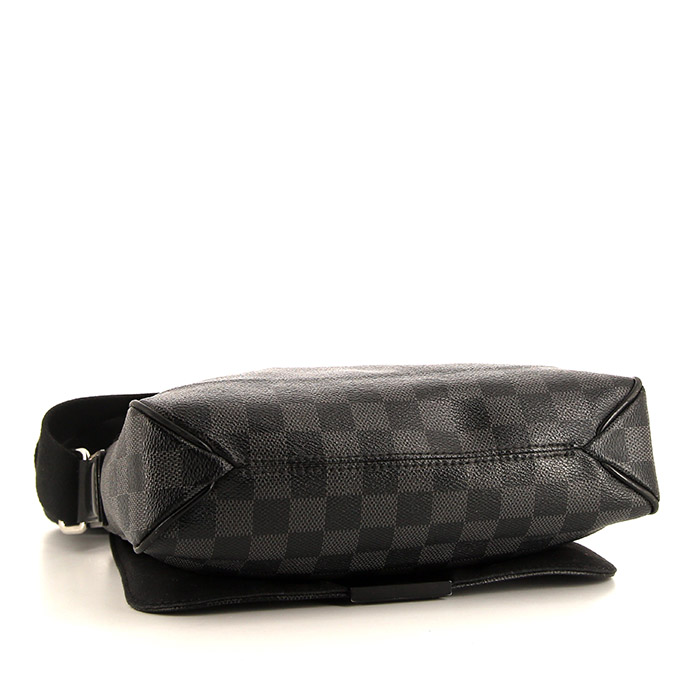 Louis Vuitton Messenger shoulder bag in grey Graphite damier canvas and black leather - Detail D4