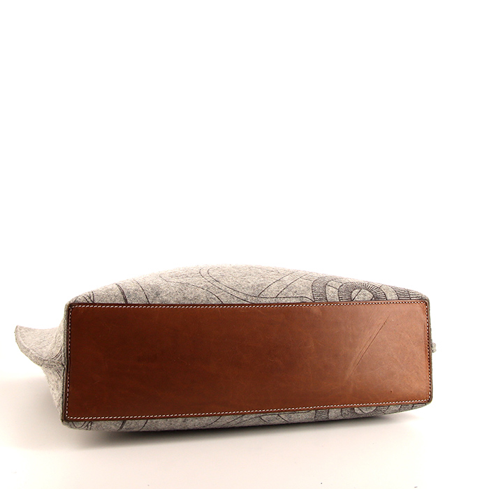 Shopping bag Hermès Karimi in feltro grigia con motivo e pelle Barenia - Detail D4