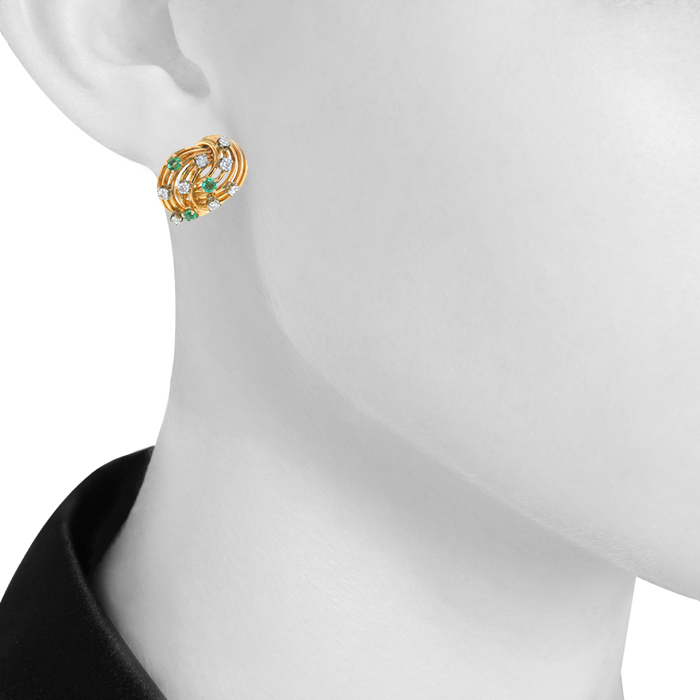 Paire de clips d'oreilles époque années 50 Vintage en or jaune,  diamants et émeraudes - Detail D1