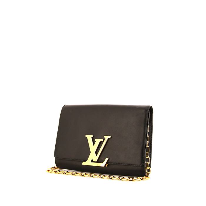 762-LOUIS VUITTON Bolso de mano en piel color negro con frente acolchado  con iniciales grabadas de la marca.