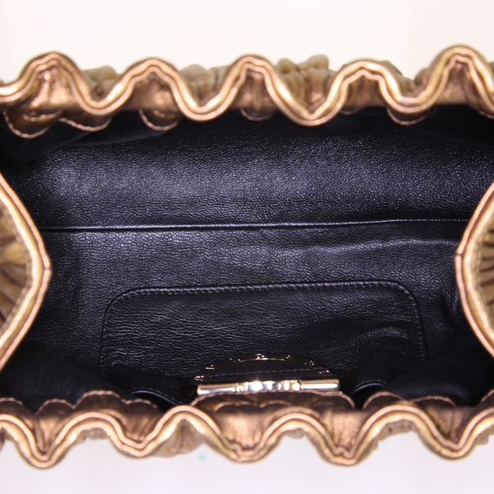 Bolso de mano Bulgari en cuero dorado - Detail D2