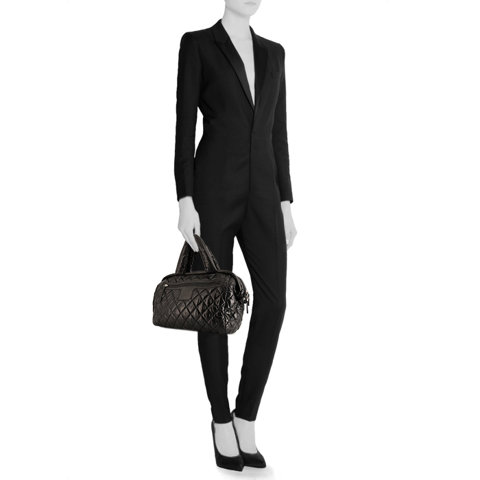 Chanel Coco Cocoon bag worn on the shoulder or carried in the hand in black quilted canvas and black leather - Detail D1