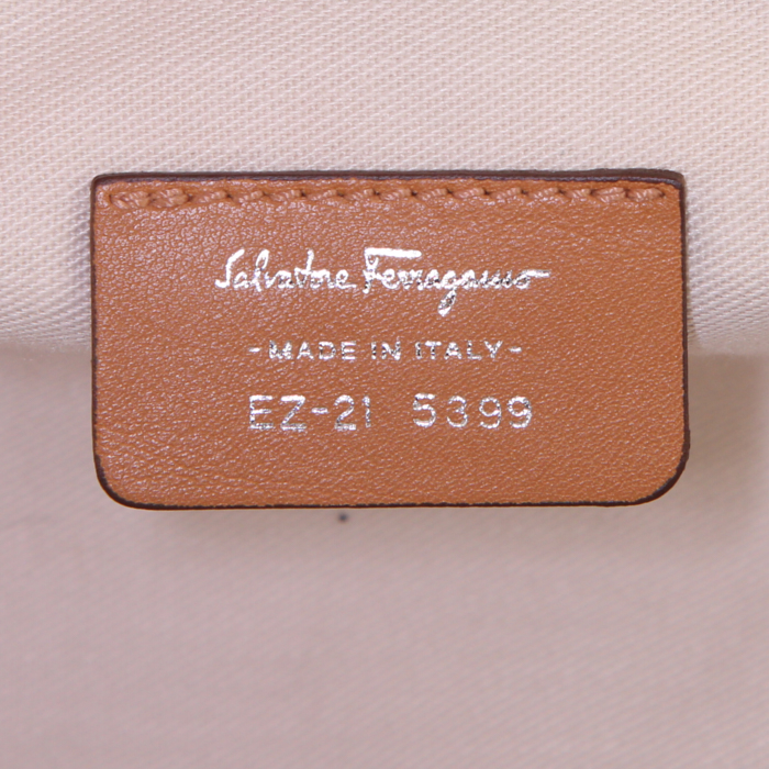 Salvatore Ferragamo handbag in brown leather - Detail D4