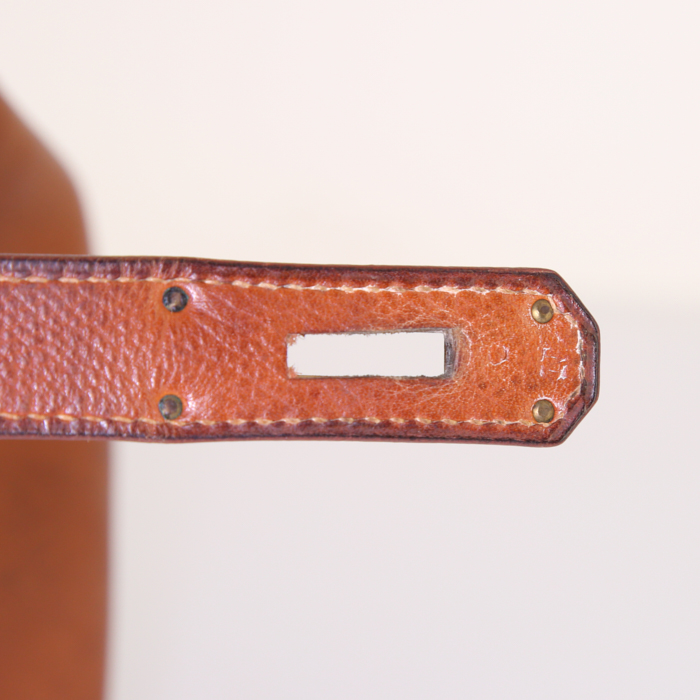 Hermes Kelly 28 cm handbag in gold Courchevel leather - Detail D4