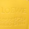 Bolsito de mano Loewe Wallet en cuero amarillo - Detail D3 thumbnail