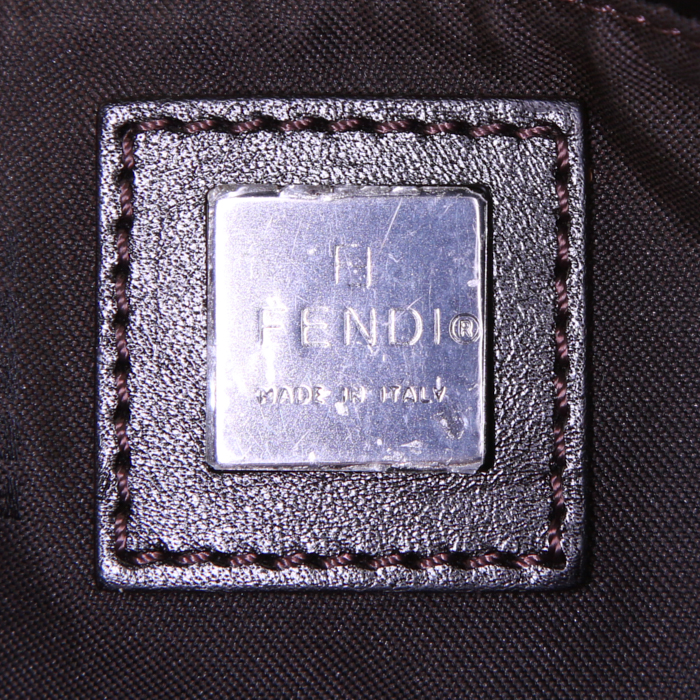 Bolso de mano Fendi Baguette en lona Monogram marrón y negra - Detail D3