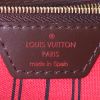 Sac cabas Louis Vuitton Neverfull moyen modèle en toile damier ébène et cuir marron - Detail D4 thumbnail