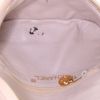 Bolsito de mano Chanel Pochette en cuero acolchado beige - Detail D2 thumbnail
