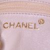 Bolsito de mano Chanel Pochette en cuero acolchado beige - Detail D3 thumbnail
