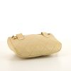 Bolsito de mano Chanel Pochette en cuero acolchado beige - Detail D4 thumbnail