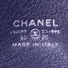 Bolsito de mano Chanel Pochette Airline en cuero azul marino - Detail D3 thumbnail