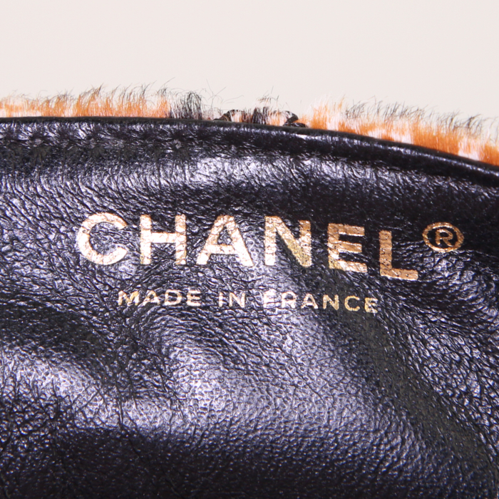 Sac à main Chanel Baguette en poulain marron noir et blanc - Detail D4
