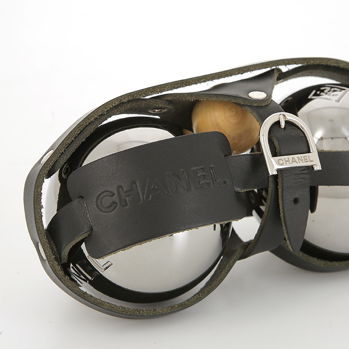 Chanel, paire de boules de pétanque et leur cochonnet, édition limitée, signée, de 2010 - Detail D1