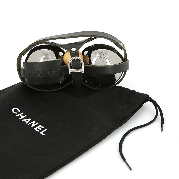 Chanel, paire de boules de pétanque et leur cochonnet, édition limitée, signée, de 2010 - Detail D2