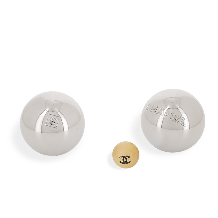 Chanel, paire de boules de pétanque et leur cochonnet, édition limitée, signée, de 2010 - Detail D3