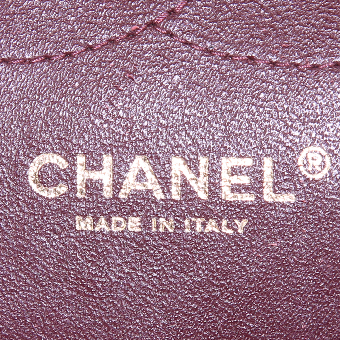 Sac à main Chanel Timeless jumbo en cuir grainé matelassé noir - Detail D4