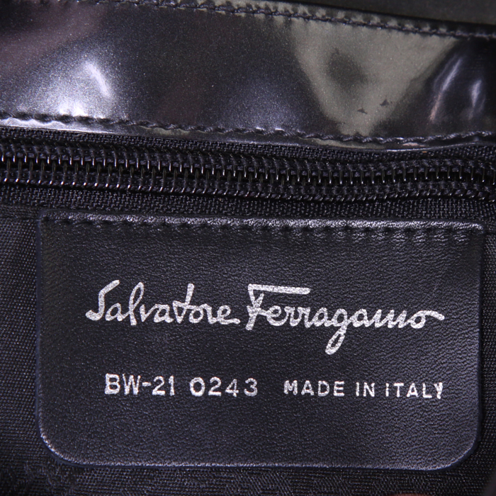 Sac à main Salvatore Ferragamo petit modèle en cuir verni noir - Detail D3