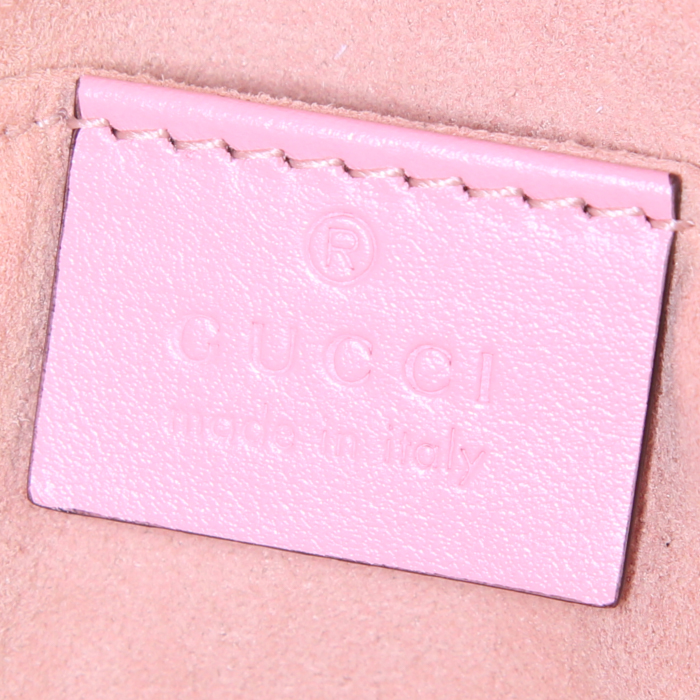 Bolso bandolera Gucci GG Marmont mini en cuero acolchado rosa - Detail D4