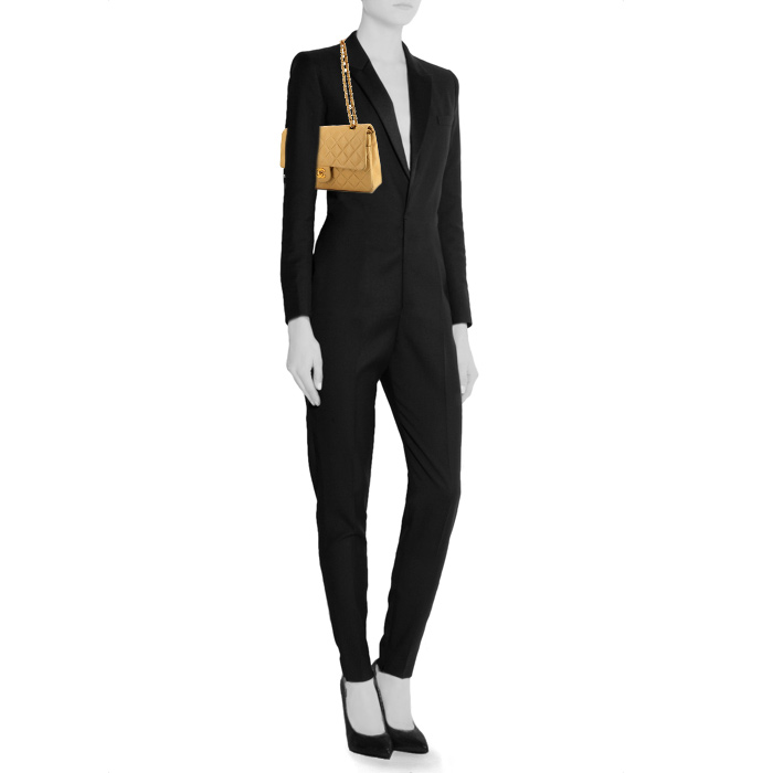 Chanel Timeless Classic bag worn on the shoulder or carried in the hand in beige quilted leather - Detail D1