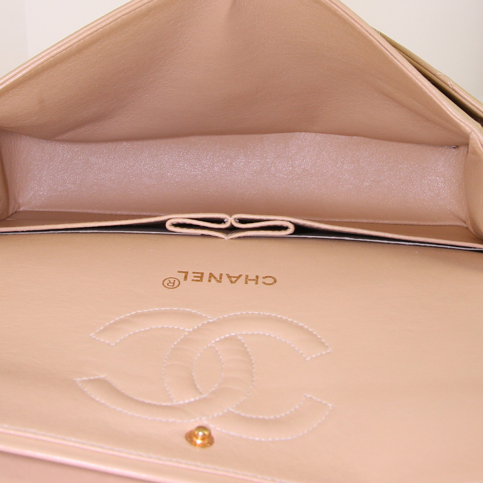 Bolso para llevar al hombro o en la mano Chanel Timeless Classic en cuero acolchado beige - Detail D3