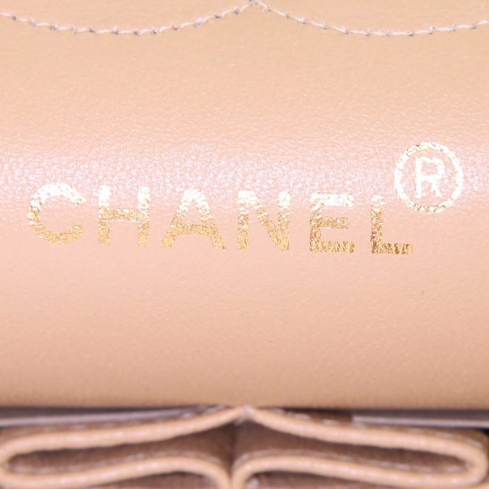 Bolso para llevar al hombro o en la mano Chanel Timeless Classic en cuero acolchado beige - Detail D4