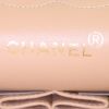 Sac porté éMetallic ou main Chanel Timeless Classic en cuir classicié beige - Detail D4 thumbnail