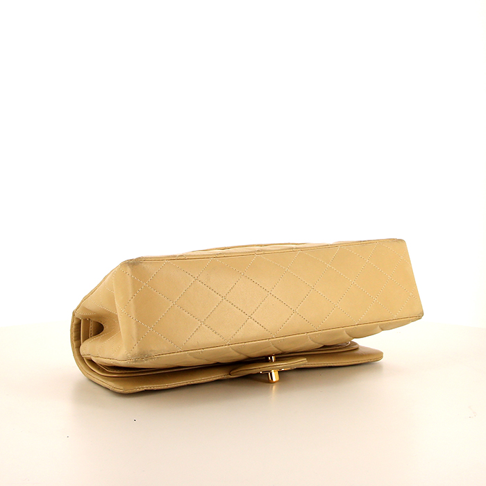 Chanel Timeless Classic bag worn on the shoulder or carried in the hand in beige quilted leather - Detail D5