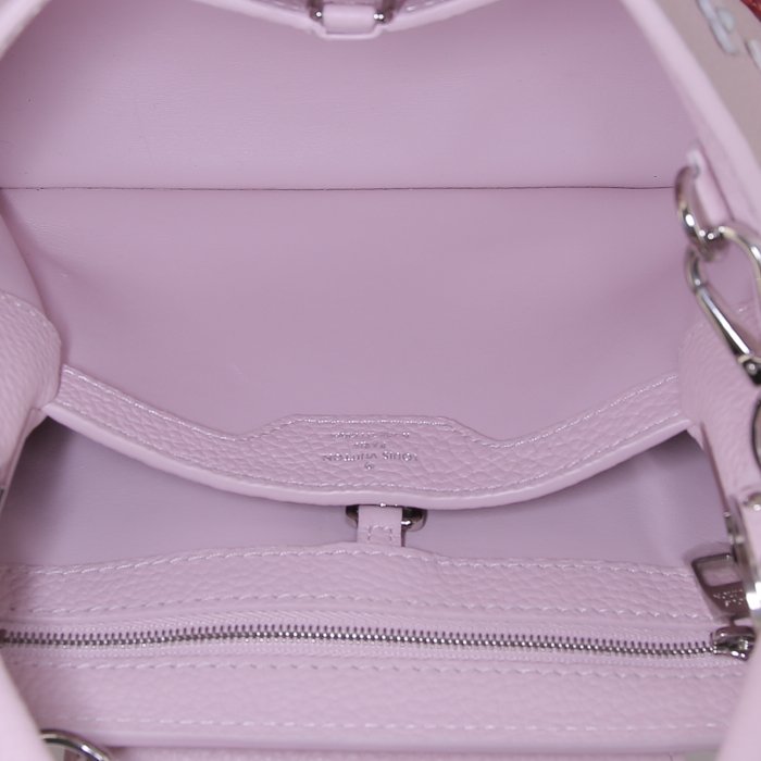 Louis Vuitton Capucines shoulder bag in powder pink grained leather - Detail D3