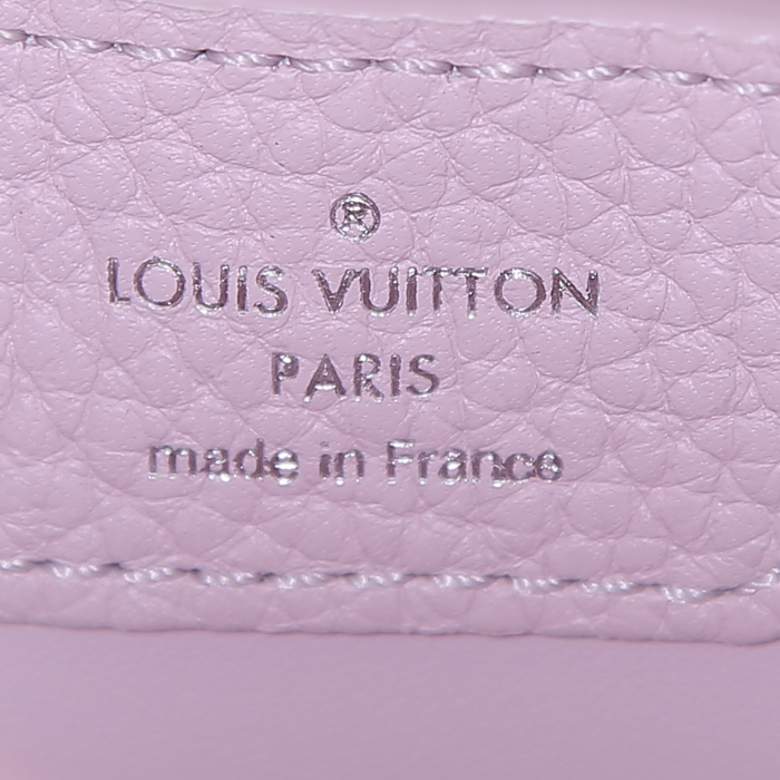 Louis Vuitton Capucines shoulder bag in powder pink grained leather - Detail D4