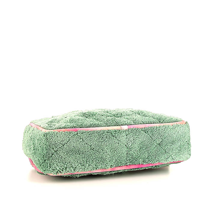 Bolso de mano Chanel Timeless Maxi Jumbo en tejido esponjoso verde y junco rosa - Detail D5