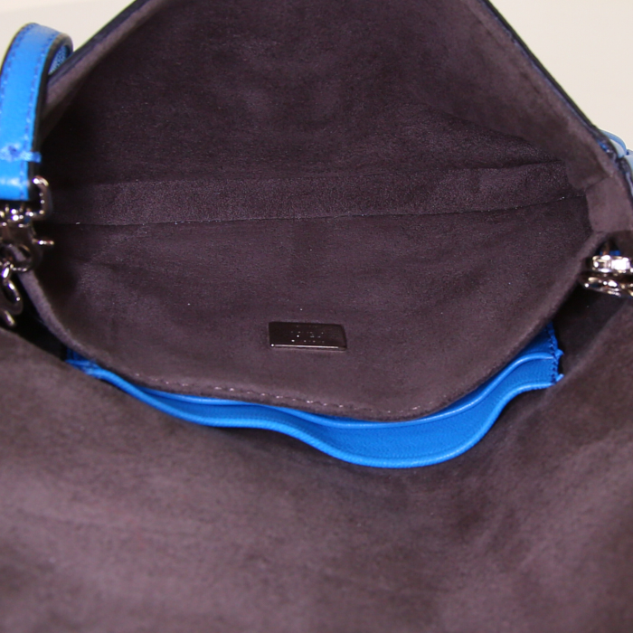 Bolso de mano Fendi Nano Baguette en cuero azul - Detail D3