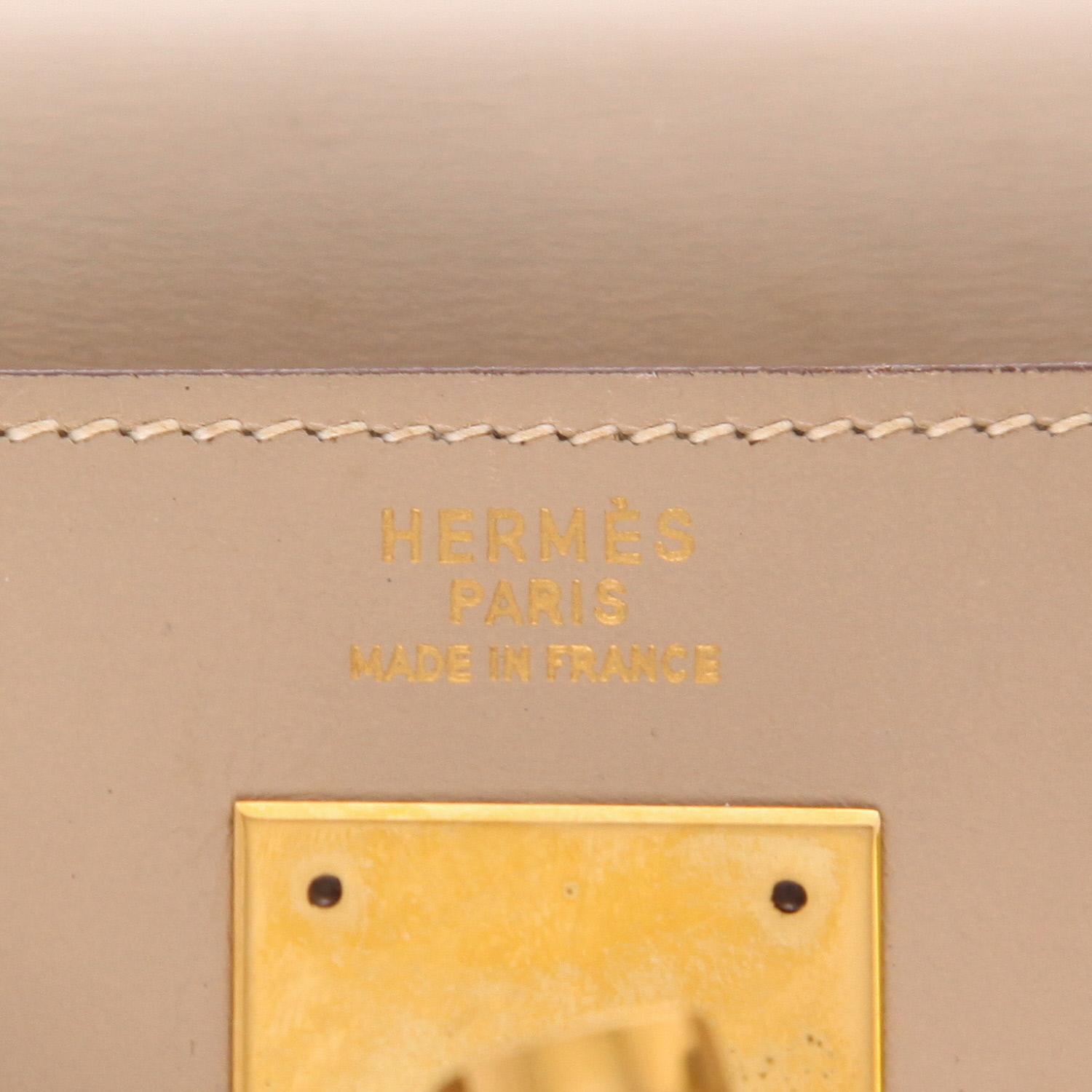 Hermès  Kelly 32 cm handbag  in beige box leather - Detail D2