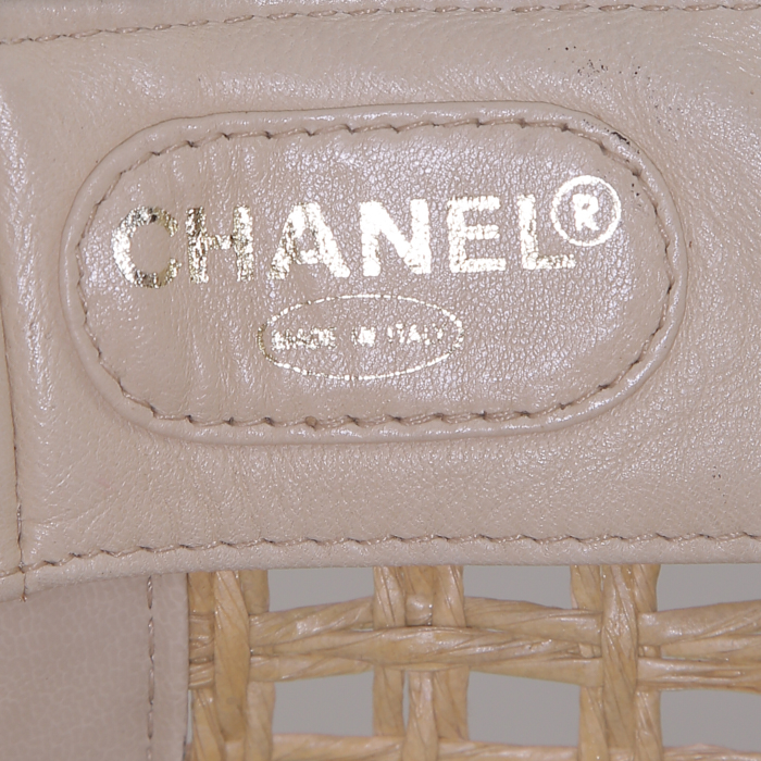 Chanel Grand Shopping shopping bag in beige leather and beige raphia - Detail D3
