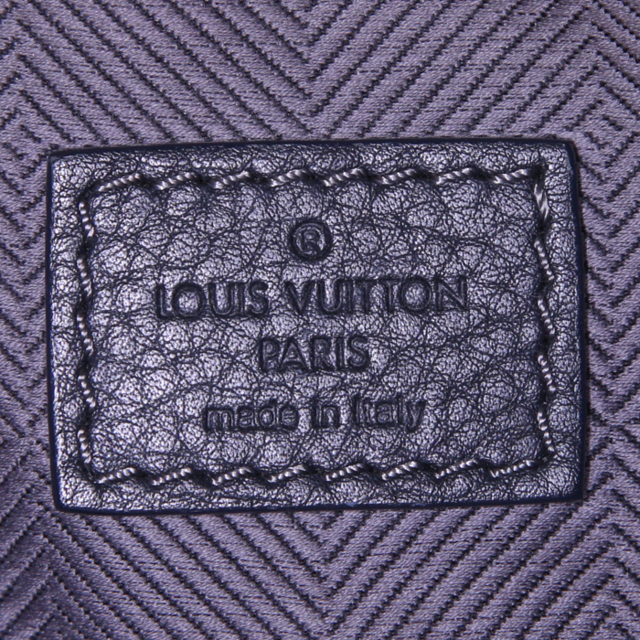 Borsa a tracolla Louis Vuitton Mick in pelle martellata grigio antracite - Detail D3