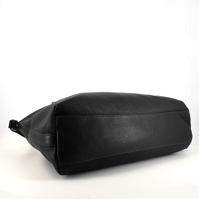 Louis Vuitton Mick shoulder bag in anthracite grey grained leather - Detail D4