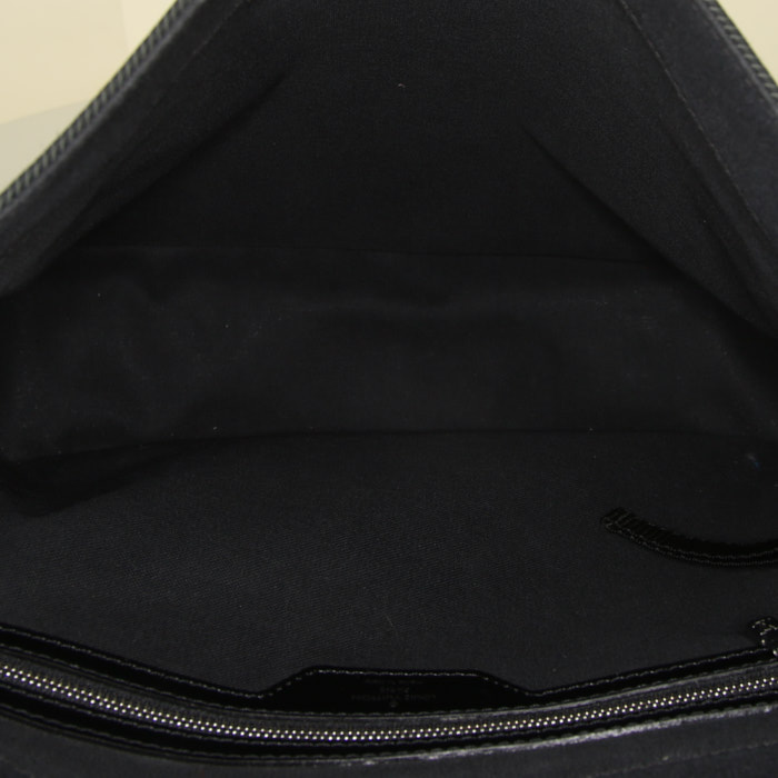 Louis Vuitton  Viktor shoulder bag  in anthracite grey taiga leather  and grey canvas - Detail D2