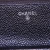 Sac bandoulière Chanel Wallet on Chain en cuir grainé matelassé noir - Detail D3 thumbnail
