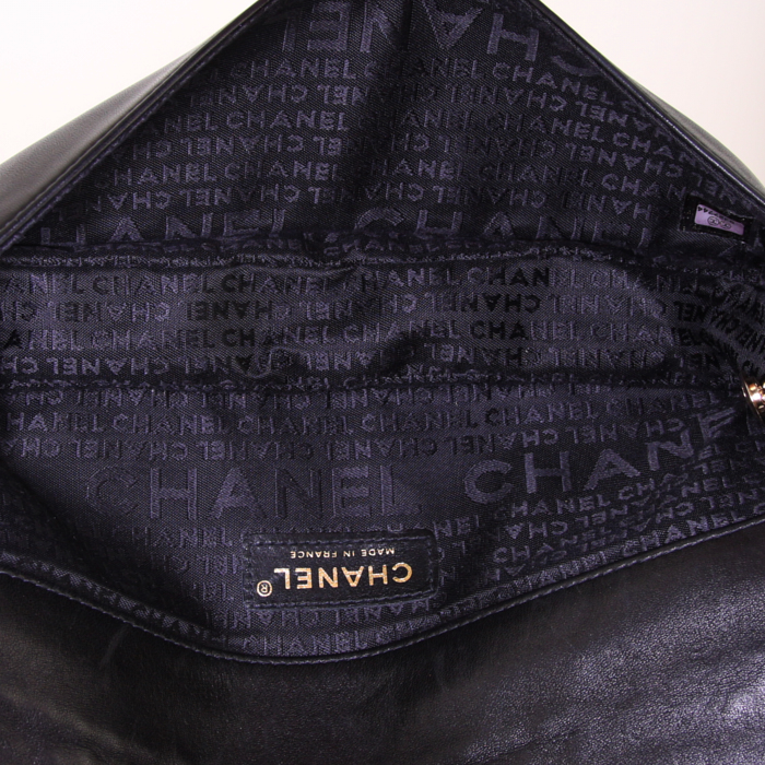 Chanel Baguette handbag/clutch in black leather - Detail D3