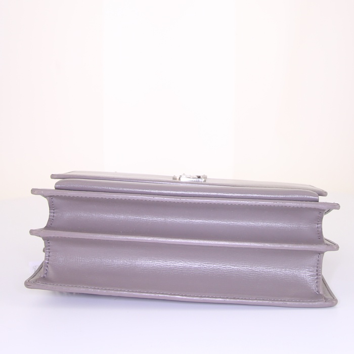 Sac bandoulière Saint Laurent Sunset en cuir grainé gris - Detail D5