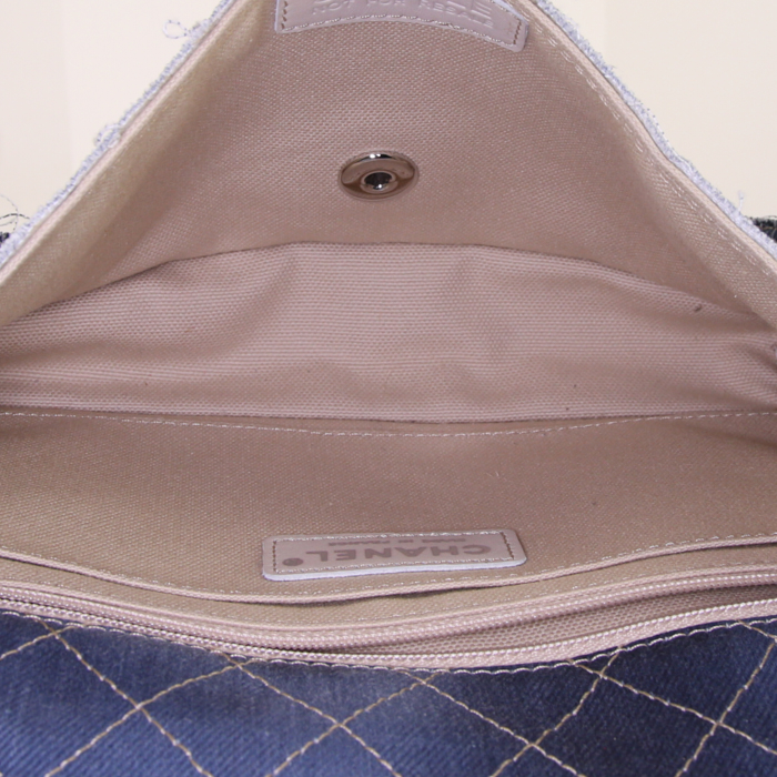 Sac à main Chanel Timeless en toile denim bleue - Detail D3