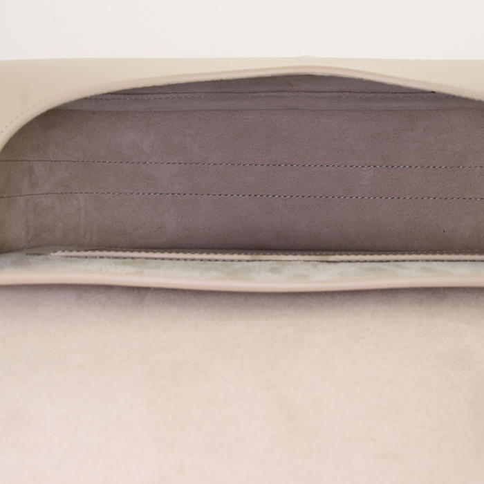 Sac bandoulière Dior Bobby grand modèle en cuir beige - Detail D2