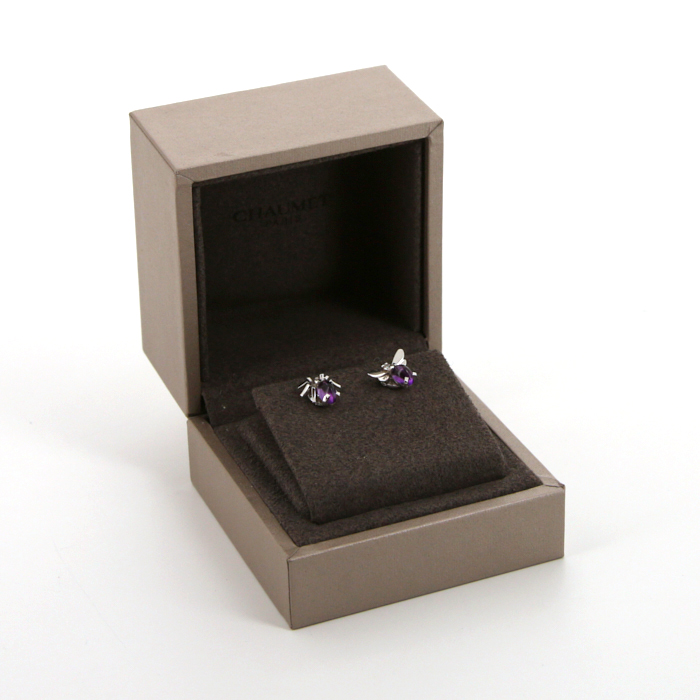 Paire de puces d'oreilles Chaumet Attrape Moi Si Tu M'Aimes en or blanc,  diamants et améthystes - Detail D3