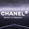 Borsa da spalla o a mano Chanel Timeless Classic in pelle verniciata nera e bianca rigato - Detail D4 thumbnail